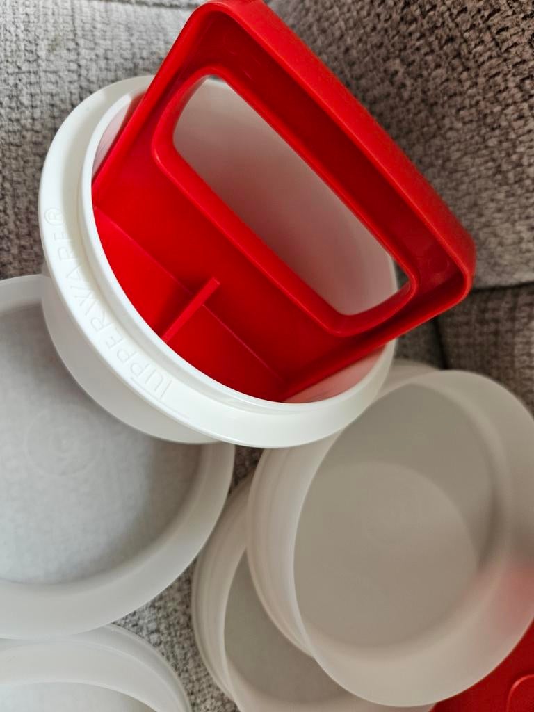 Tupperware Hamburger pers met 5 Diepvriesbakjes, Ophalen of Verzenden, Zo goed als nieuw, Rood, Bak of Kom