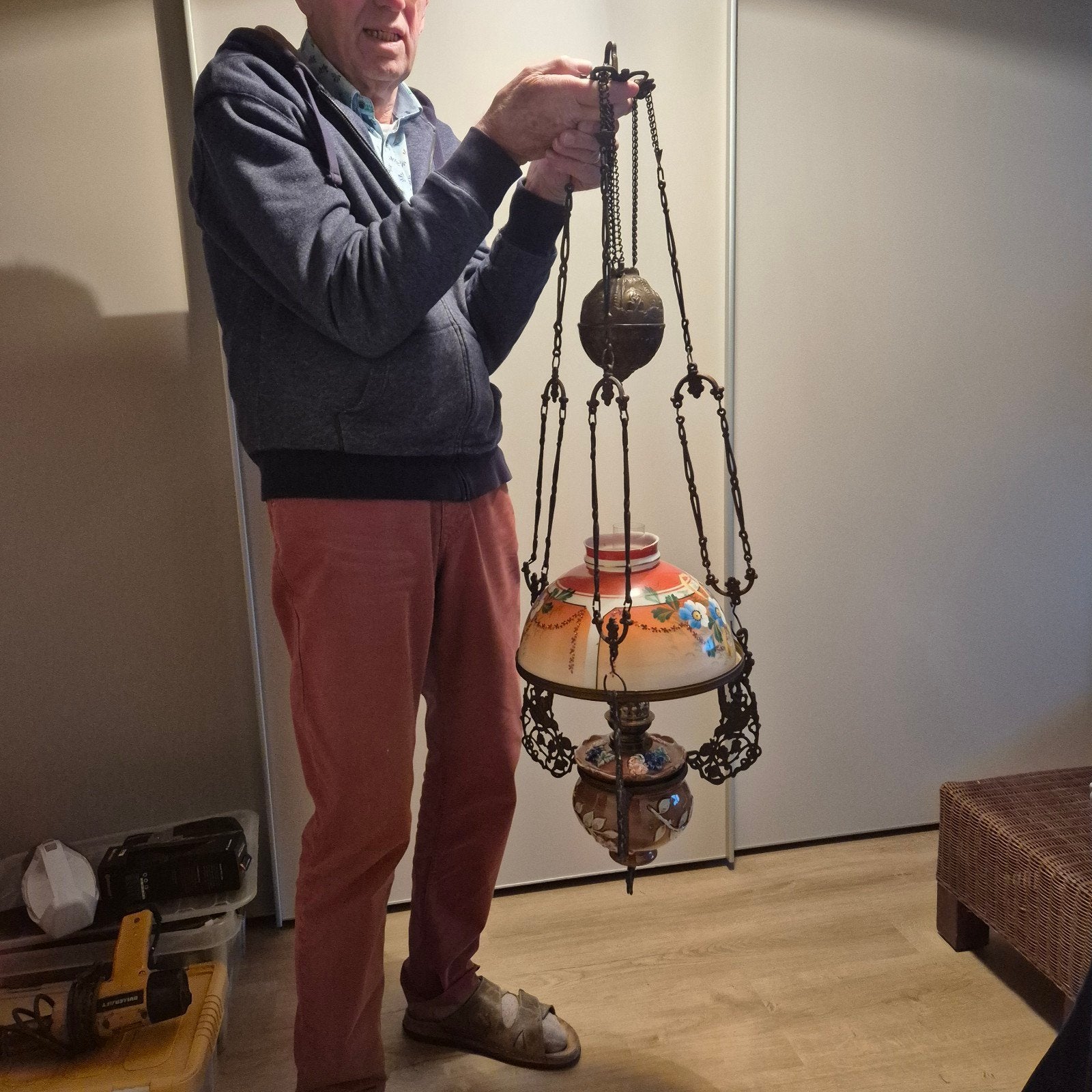 Antieke olielamp met handgeschilderde kap, Ophalen