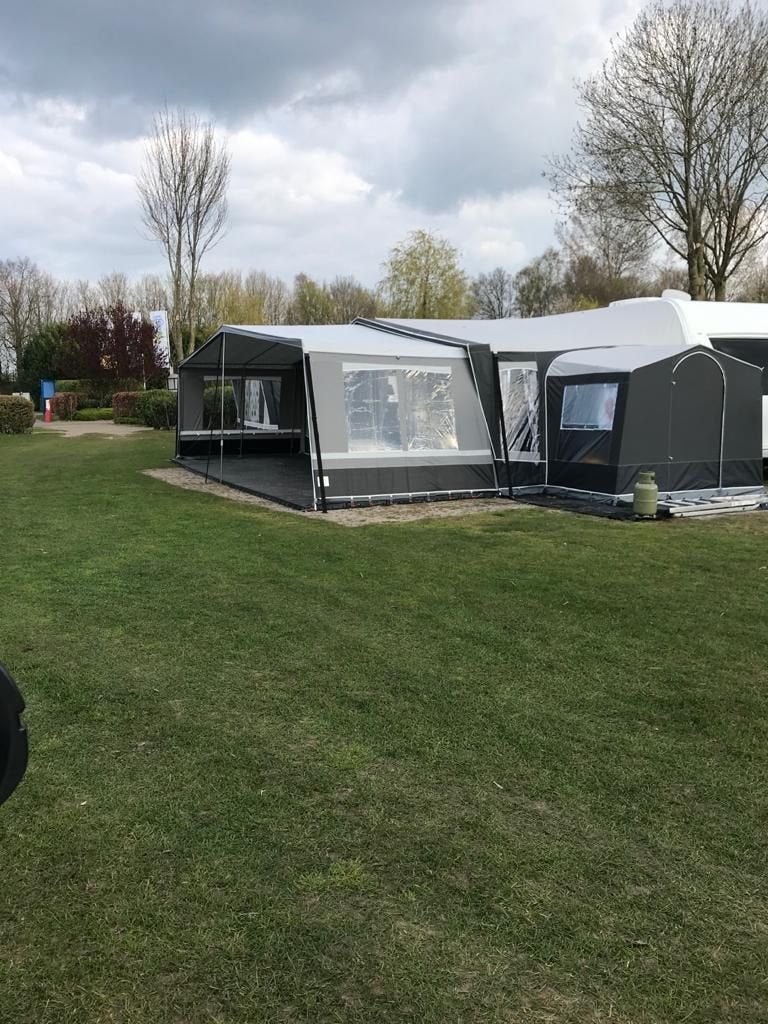 Ruime caravan met voortent en slaapgedeelte, Overige merken, Vast bed, Tot en met 3, Particulier