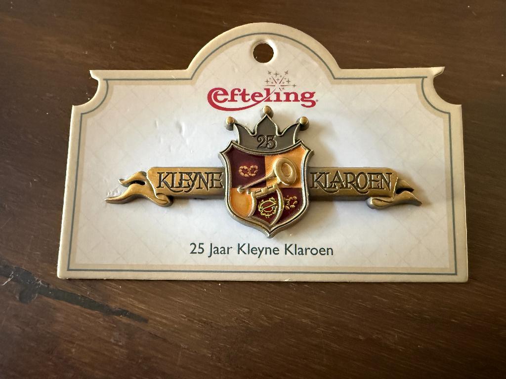 Efteling pin - Jubileum 2025 – 25 jaar Kleyne Klaroen, Verzamelen, Efteling, Ophalen of Verzenden, Nieuw, Button of Speldje