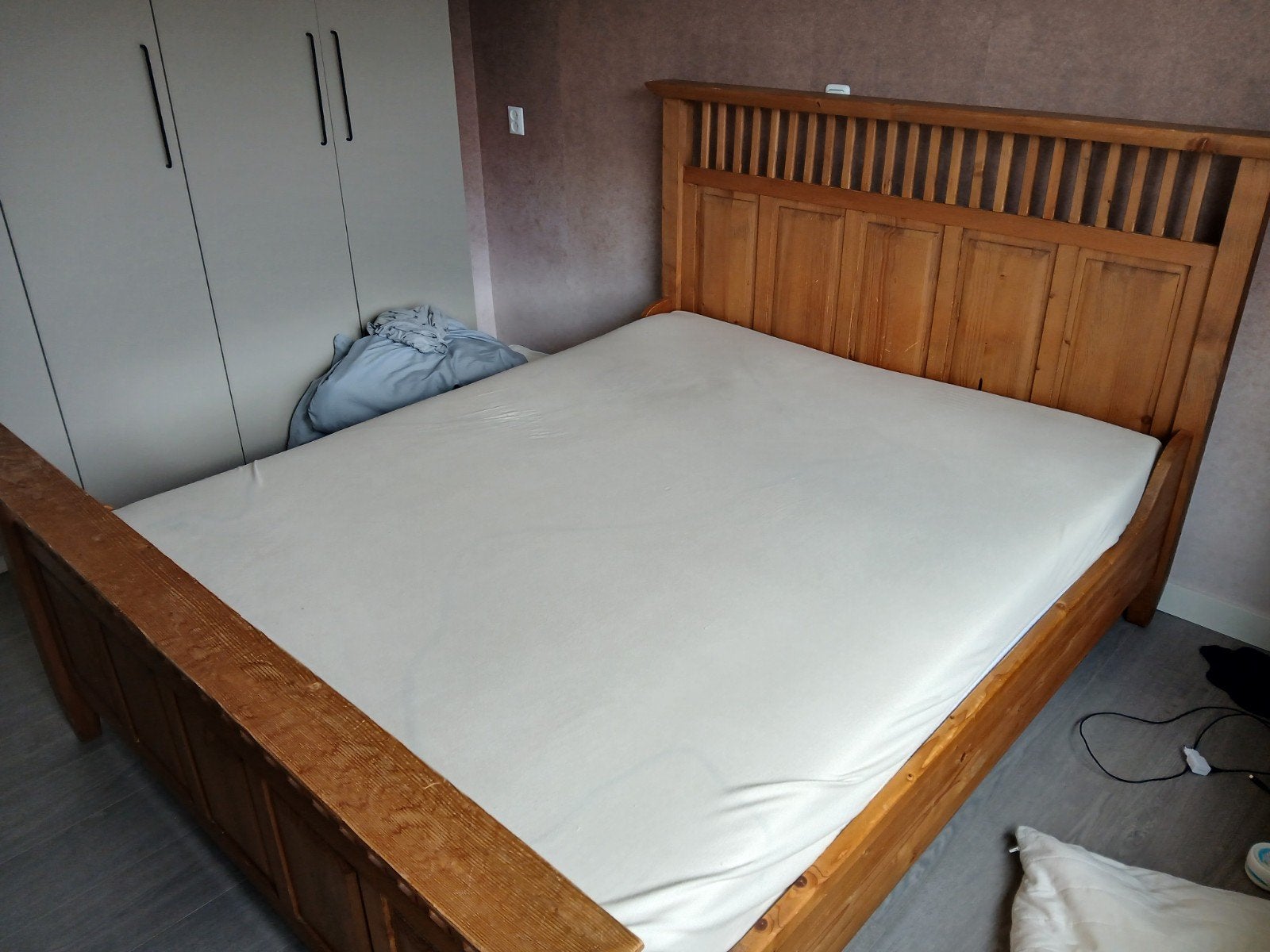 Massief houten tweepersoonsbed met verstelbare lattenbodems, Ophalen, Bruin, Klassiek, Tweepersoons