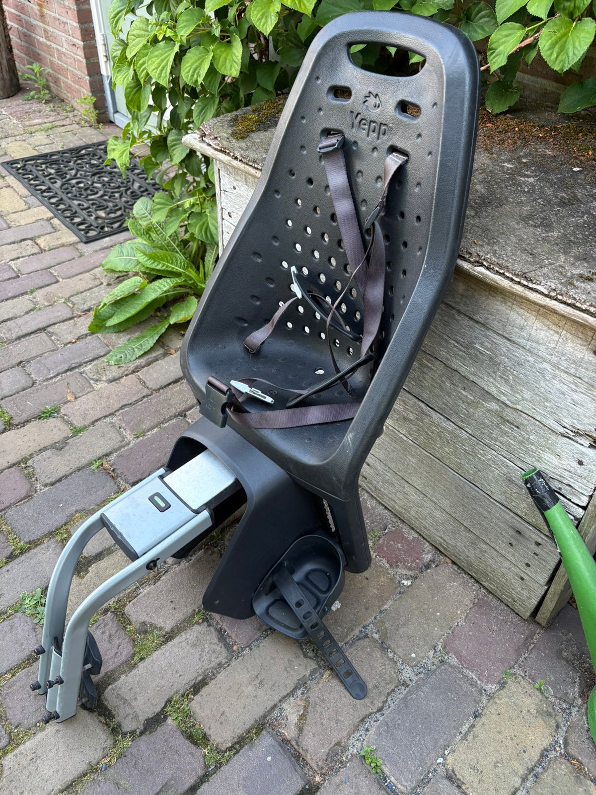 GMG Yepp maxi achterzitje met framebeugel, Fietsen en Brommers, Fietsaccessoires | Fietsstoeltjes, Ophalen of Verzenden, Zo goed als nieuw