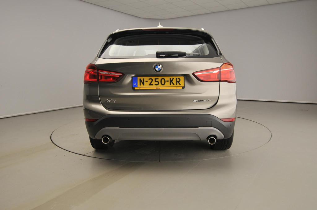 BMW X1 sDrive20i High Executive Automaat | Trekhaak (1800kg), Auto's, BMW, 1998 cc, Stof, Bedrijf, Automatische klimaatregeling