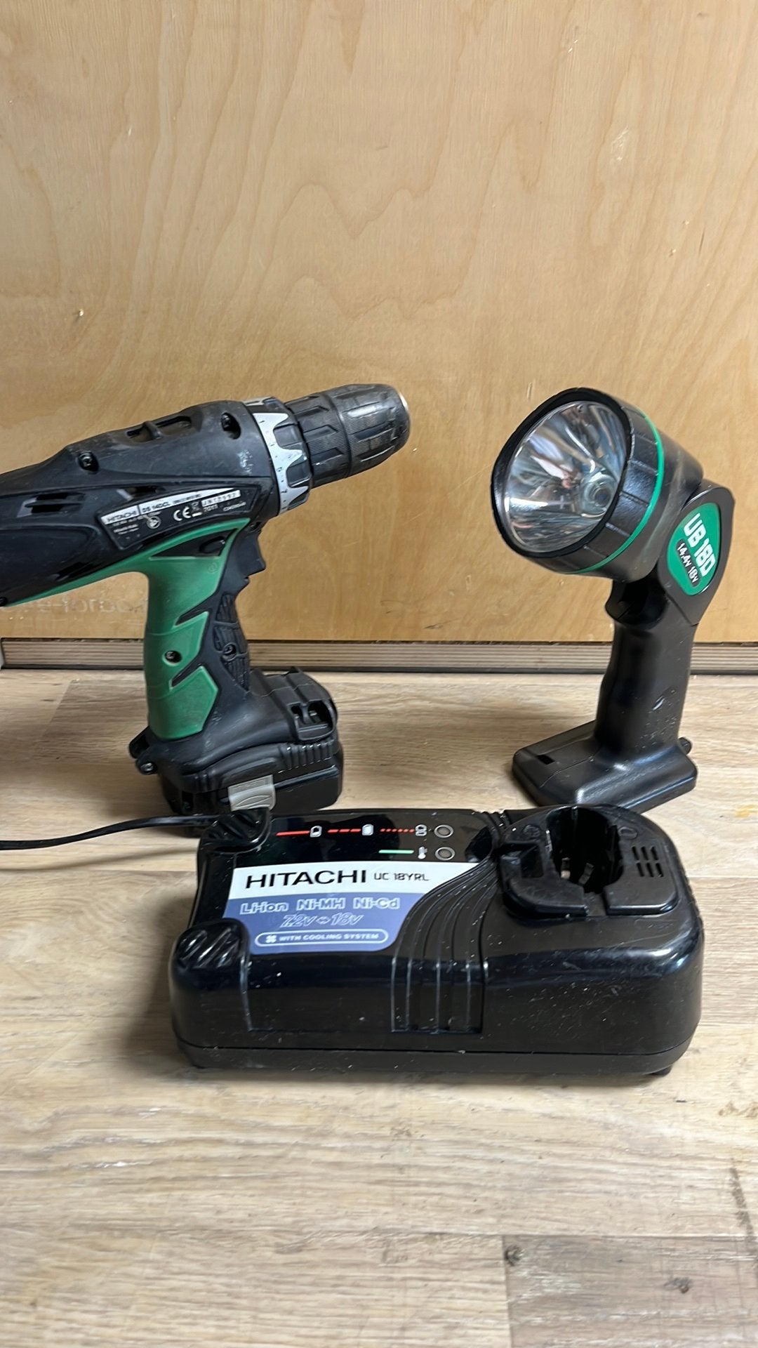 Schroefmachine Hitachi + lamp 14,4v, Ophalen, Variabele snelheid, Minder dan 400 watt, Zo goed als nieuw