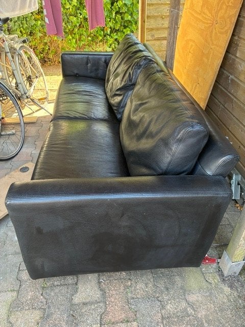 Zwart leren 3 zits bank van Montél, Huis en Inrichting, Banken | Bankstellen, Ophalen, Gebruikt, Strak en simpel met metalen poten