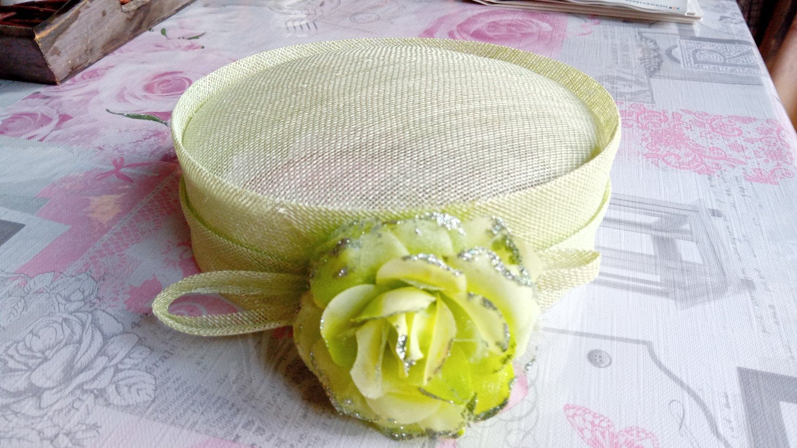 Elegante lichtgroene hoed met bloemdecoratie, Kleding | Dames, Ophalen of Verzenden, Zo goed als nieuw, One size fits all, Hoed