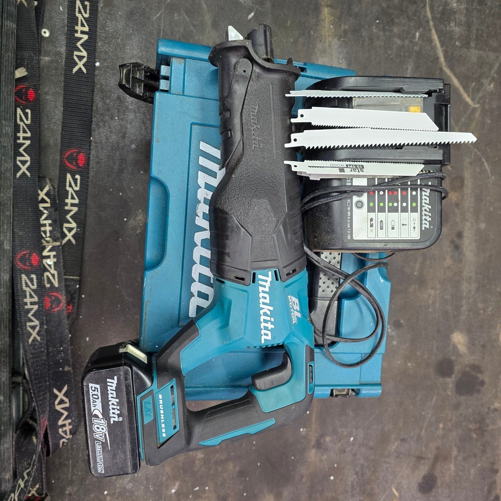 Makita DJR187 Reciprozaag BL Motor 18V met 5 amp accu en lad, Doe-het-zelf en Verbouw, Ophalen of Verzenden, Gebruikt, Reciprozaag
