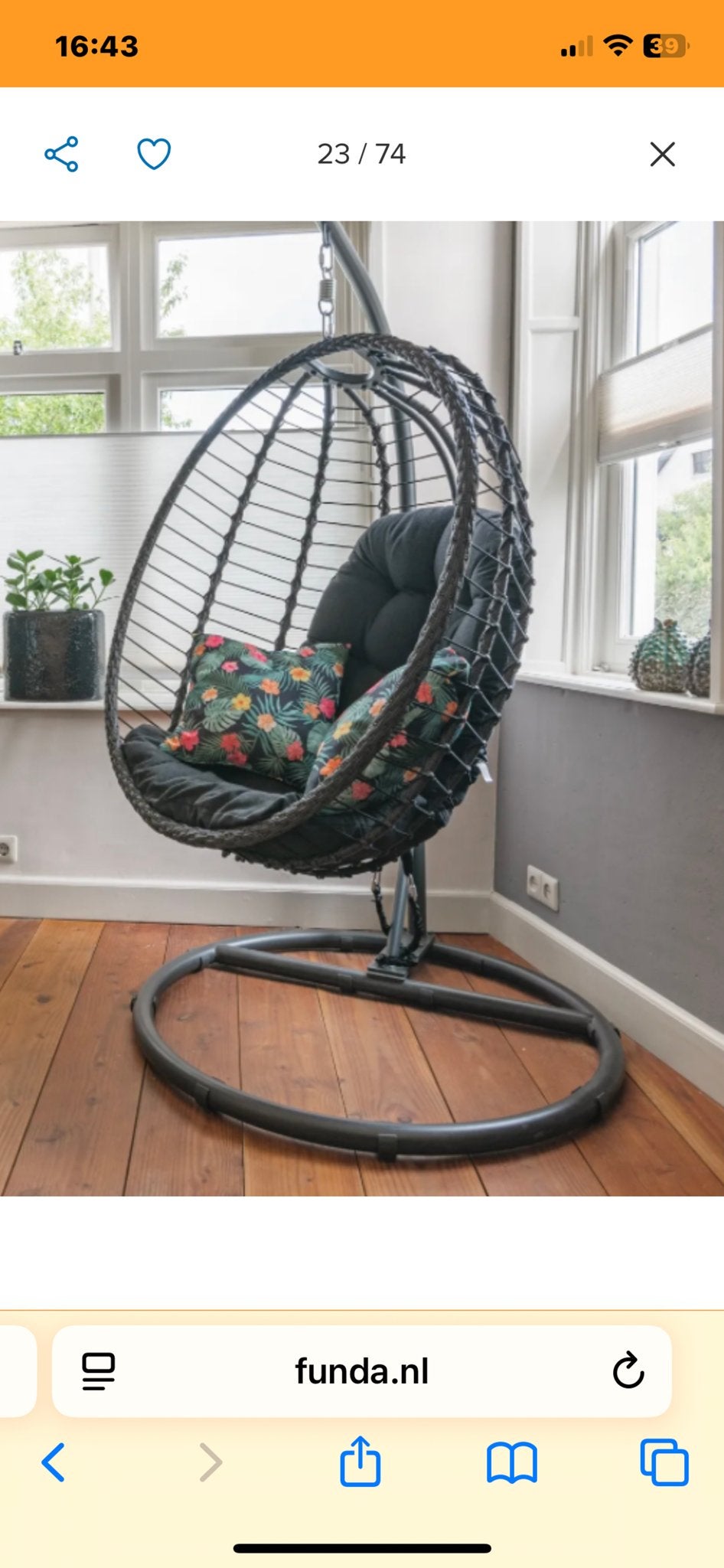 Comfortabele hangstoel met kussen en standaard, Huis en Inrichting, Ophalen, Zwart, Zo goed als nieuw, Metaal