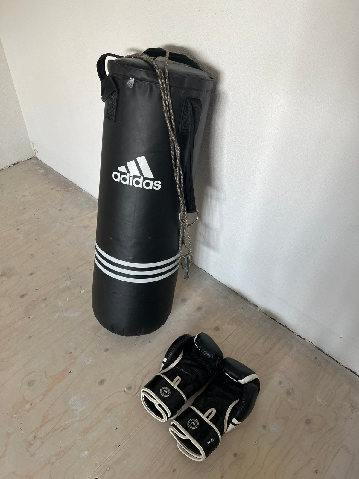 Bokszak Adidas (hangend) en bokshandschoenen Venom, Sport en Fitness, Boksen, Ophalen, Gebruikt, Bokszak