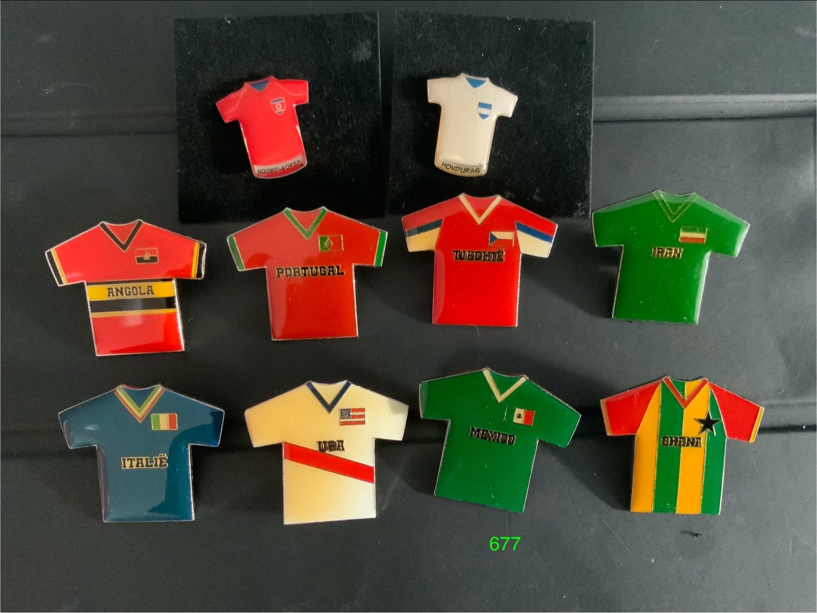 Set van 10 metalen voetbalshirt pins - diverse landen, Ophalen of Verzenden, Gebruikt, Sport, Speldje of Pin