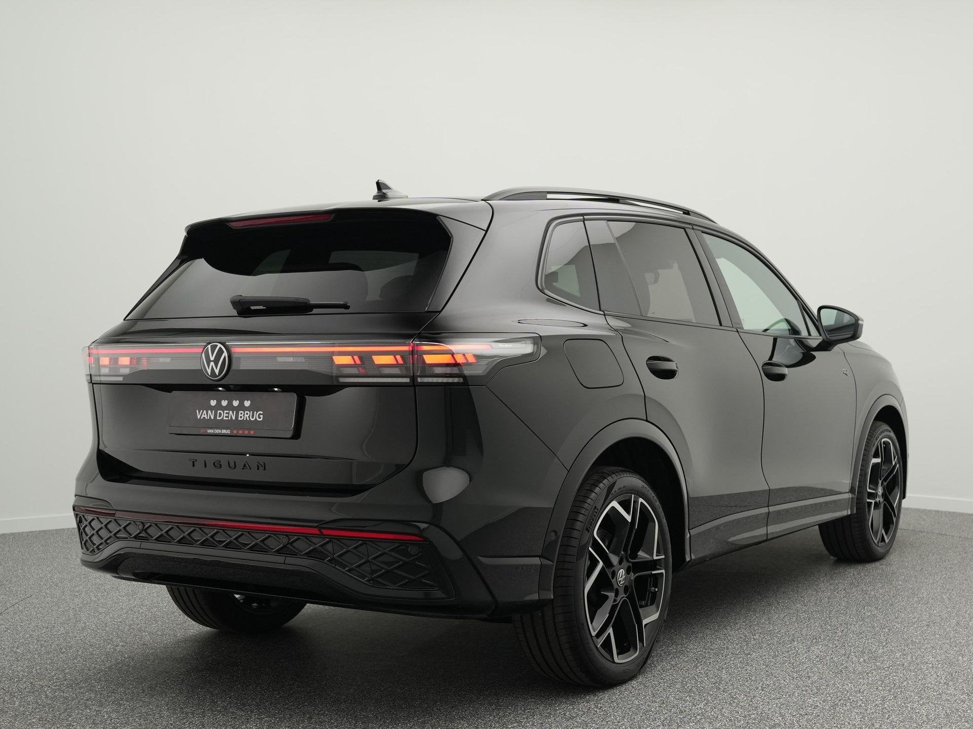Volkswagen Tiguan 1.5 eHybrid 272pk R-Line Edition | Trekhaa, Auto's, Volkswagen, 4 cilinders, 2000 kg, 150 min, Zwart