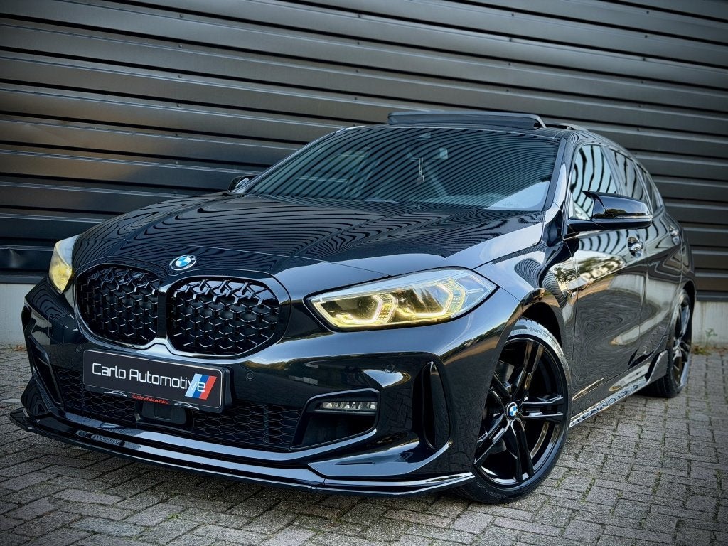 Bmw 1-serie 118i High M-PERF. PANO|SCHAALSTOEL|HUD|ACC|HiFi, Dealer onderhouden, Gebruikt, Zwart, 3 cilinders