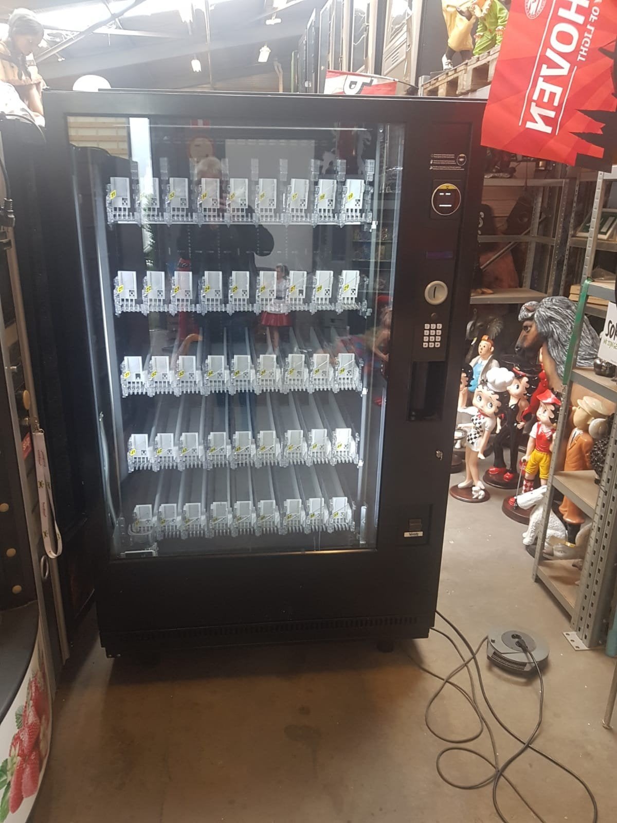 vendo frisdrank automaat G9 gekoeld, Ophalen