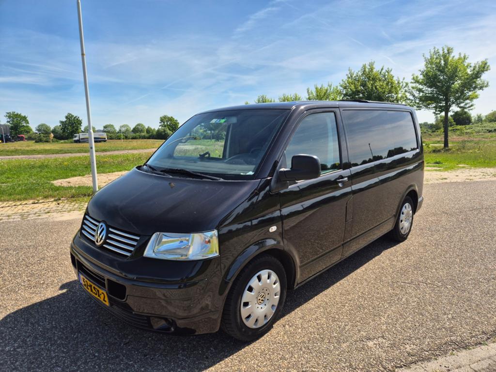Volkswagen Transporter camper t5 2004 nieuwe apk, 2013 kg, Overige carrosserieën, 4 stoelen, Zwart
