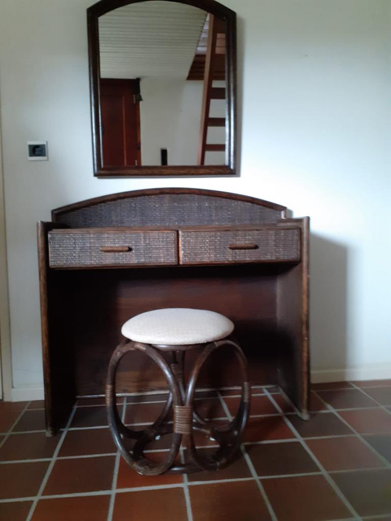 Supergave rotan/bamboe kaptafel met bijpassend krukje, Ophalen, 50 tot 100 cm, Zo goed als nieuw, Minder dan 100 cm