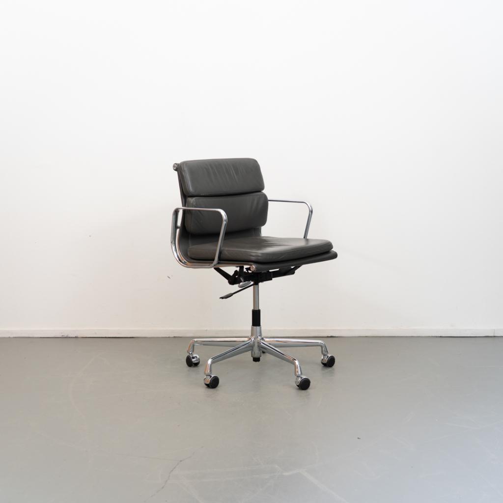 1 Vitra Eames Ea 217 Licht Grijs Softpad - Chroom, Huis en Inrichting, Bureaustoelen, Niet ingevuld, Niet ingevuld, Zo goed als nieuw