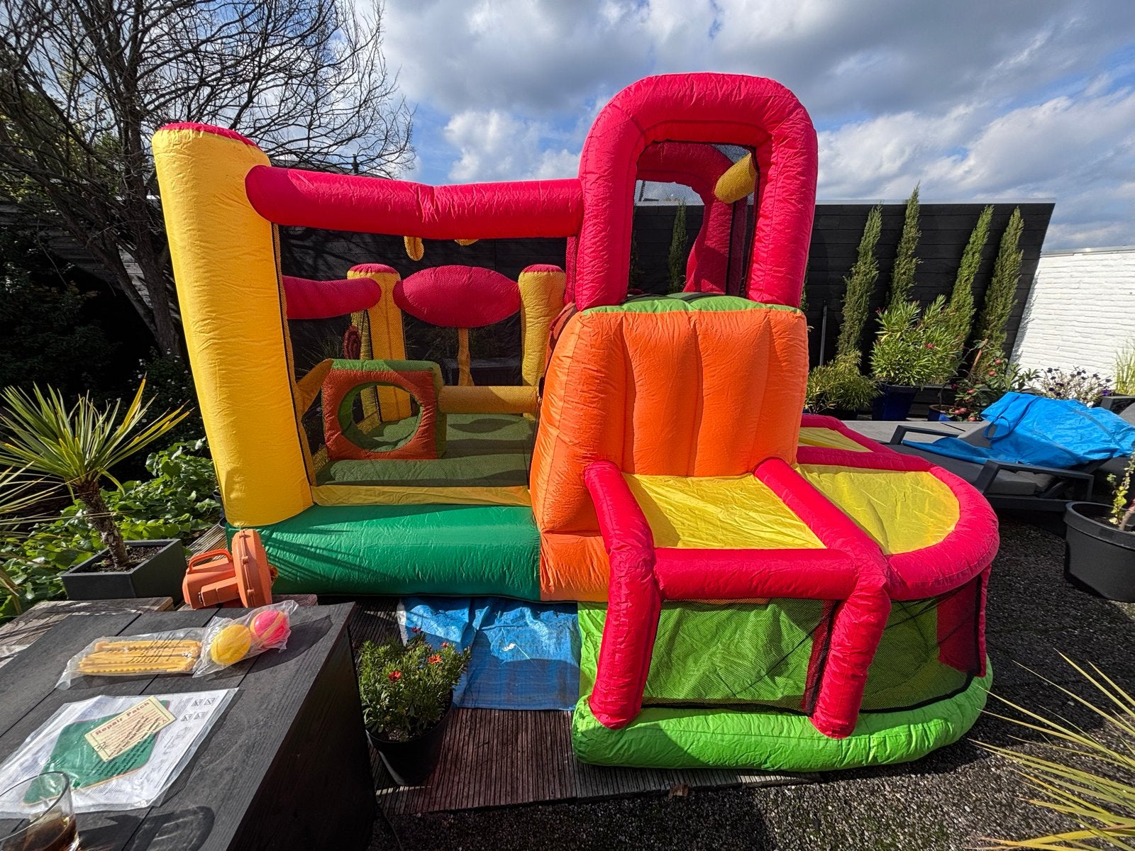 Happy Hop Springkussen met o.a. Glijbaan en Ballenbak, Ophalen, Gebruikt