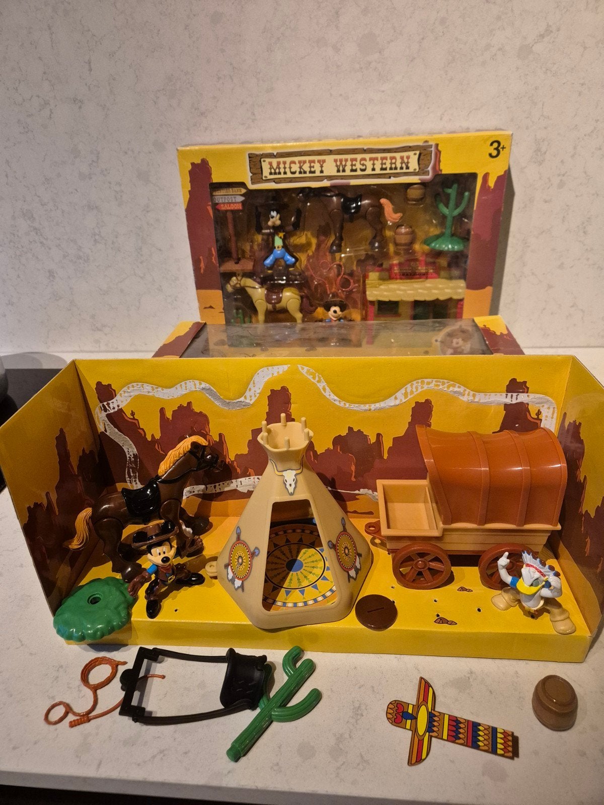2x Mickey Mouse / Mickey Western - Disneyland, Verzamelen, Ophalen of Verzenden, Mickey Mouse, Zo goed als nieuw, Beeldje of Figuurtje