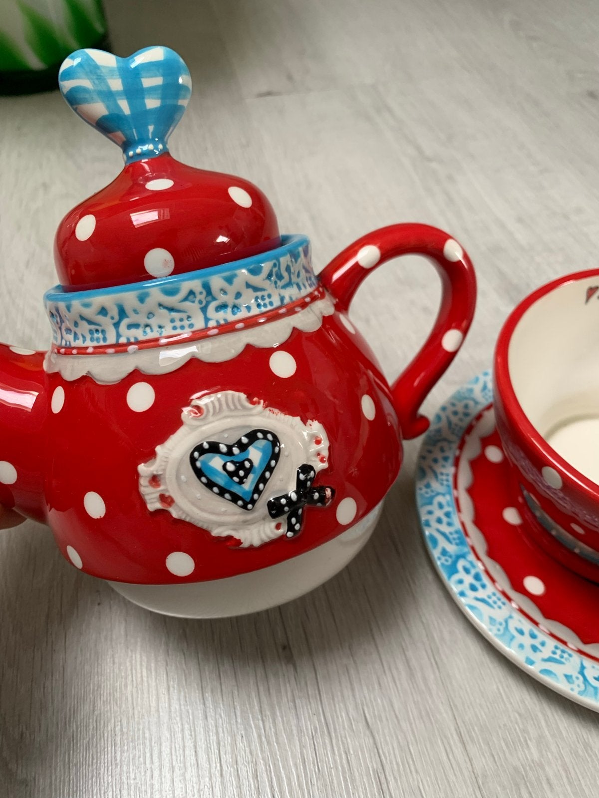 Leuke theepot met kopje en schotel, rood met stippen, Gebruikt, Keramiek, Ophalen of Verzenden, Theepot