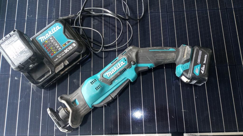 Makita JR103D Reciprozaag met lader en 2x 12V 4.0Ah accu's, Doe-het-zelf en Verbouw, Gereedschap | Zaagmachines, Gebruikt, Info@makita.nl