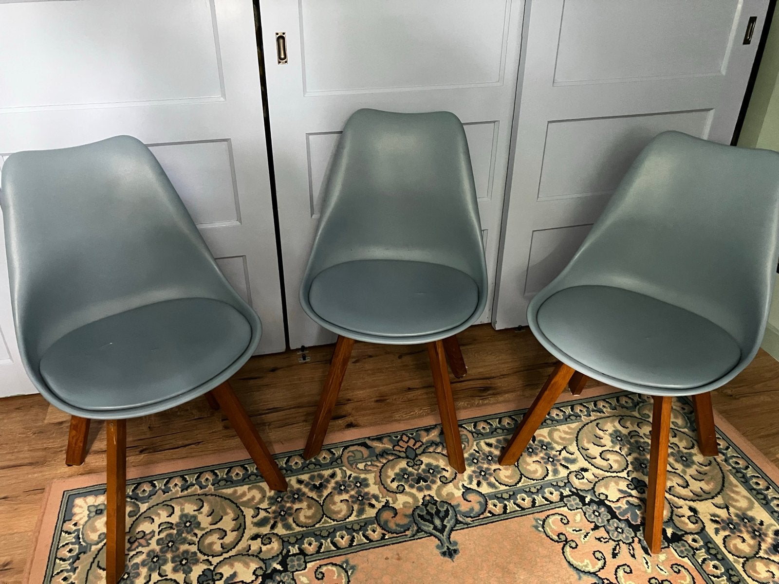 Gratis lichtblauwe kuipstoelen met eikenhouten poten, Kunststof, Gebruikt, Drie, Blauw