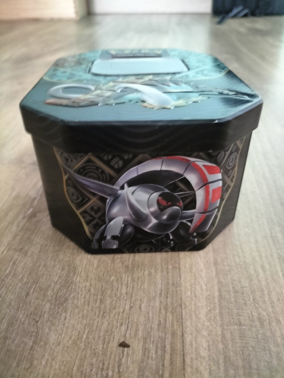 pokemon kaart in blik, Ophalen
