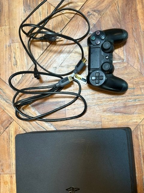 PlayStation 4 + controller – gebruikt maar werkt perfect