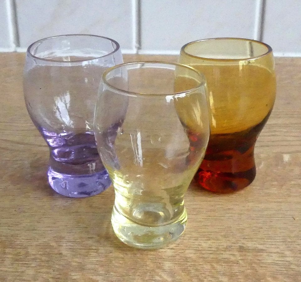 Likeurglaasjes gekleurd glas jeneverglaasjes shotglaasjes 3x, Huis en Inrichting, Glas of Glazen, Gebruikt, Ophalen of Verzenden