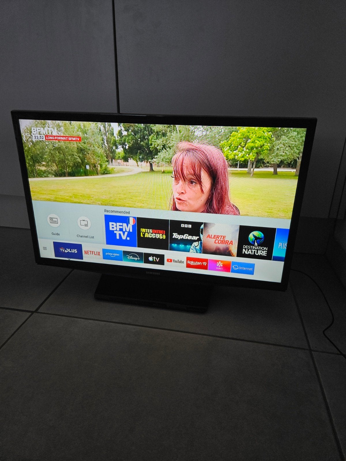 Samsung Smart TV 28 inch - Ideaal voor camper/slaapkamer, Ophalen of Verzenden