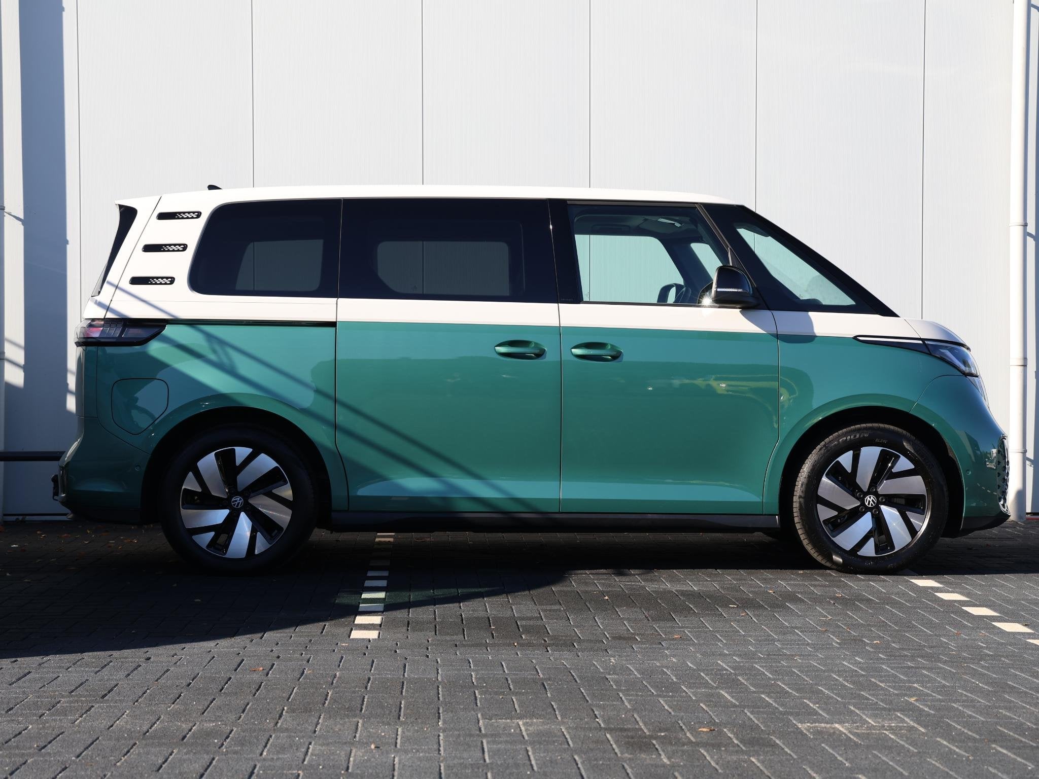 Volkswagen ID. Buzz Pro Bulli 79 kWh 286PK | ACC | LED | Cam, Auto's, Automaat, Verwarmde buitenspiegels, Leder en Stof, Wit