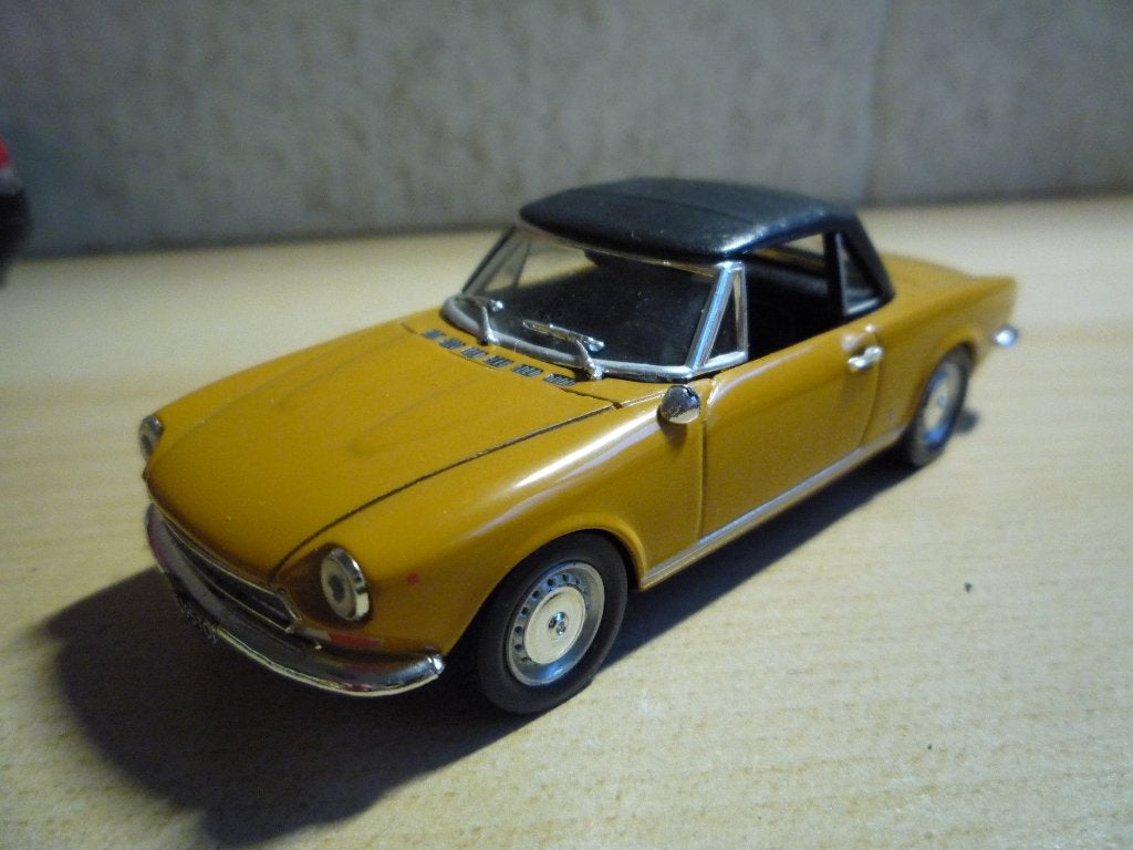 Fiat 124 Spider Closed softtop Vitesse 1:43, Hobby en Vrije tijd, Ophalen of Verzenden, Zo goed als nieuw, Auto, Overige merken