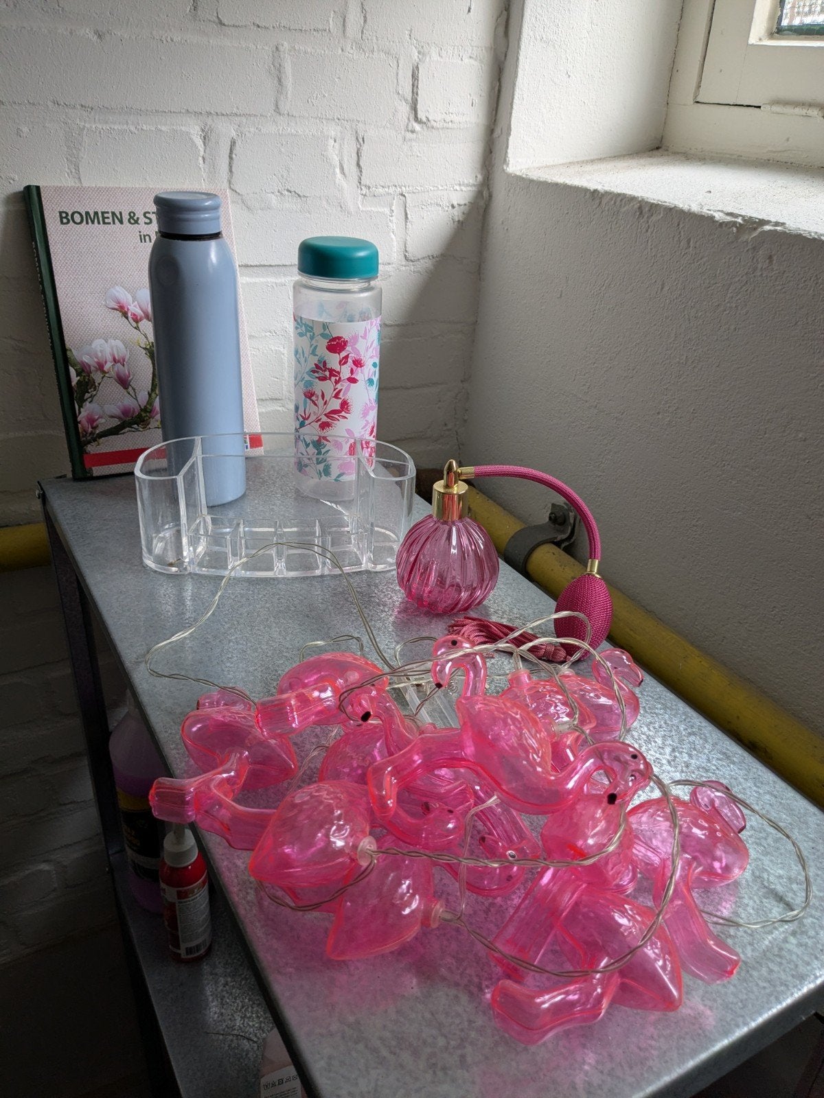 Diverse decoratie en boek: Flamingo, parfum, waterflessen, Ophalen, Bloemen, Planten en Bomen