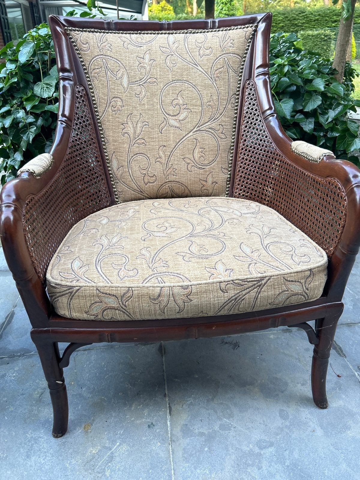 Klassieke rotan fauteuil met sierlijke bekleding, Antiek en Kunst, Antiek | Meubels | Stoelen en Banken, Ophalen