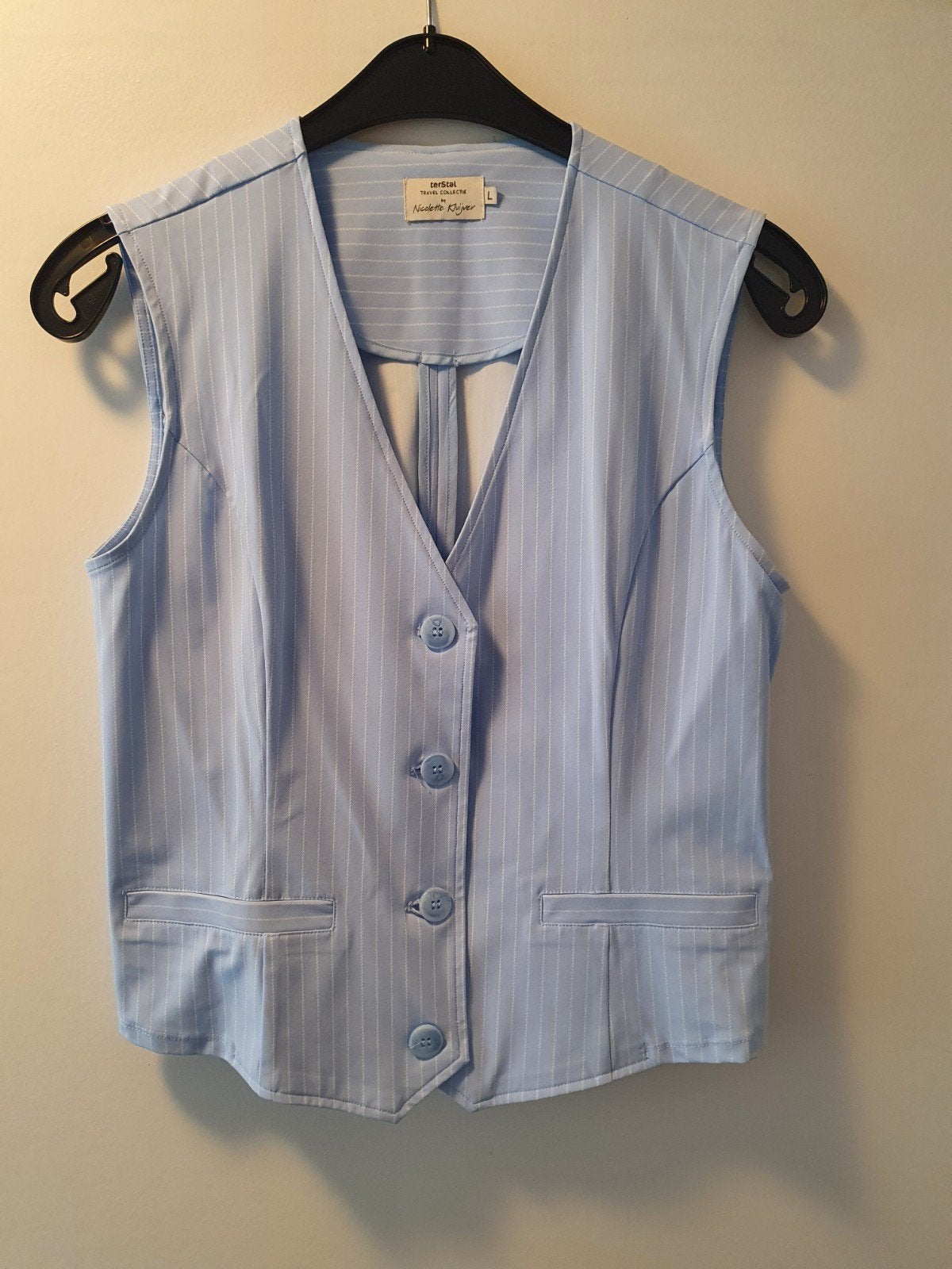 Nieuw! blauw gilet van travelstof van Nicolette Kluiver mt L, Maat 42/44 (L), Nieuw, Jasje, Verzenden