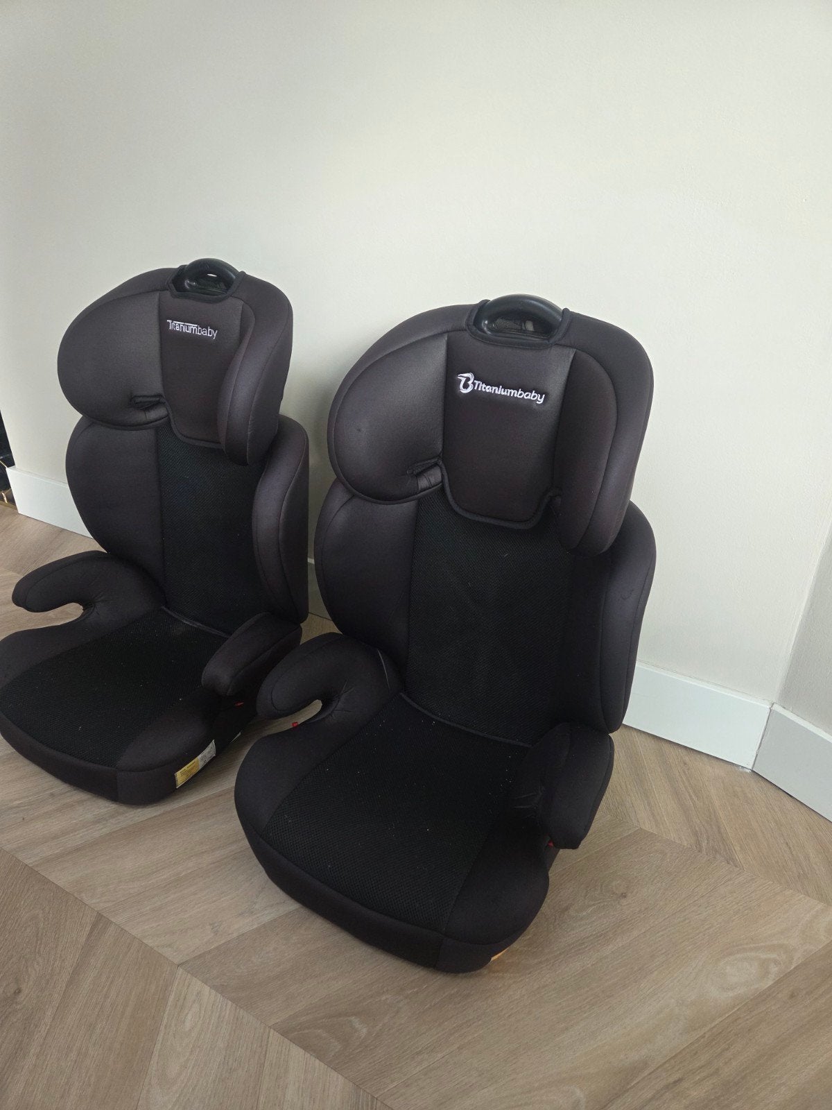 Titaniumbaby iSafety! Autostoel VIDAR Isofix Groep 2-3 Zwart, Autogordel of Isofix, Zo goed als nieuw, Afneembare rugleuning, 9 t/m 36 kg