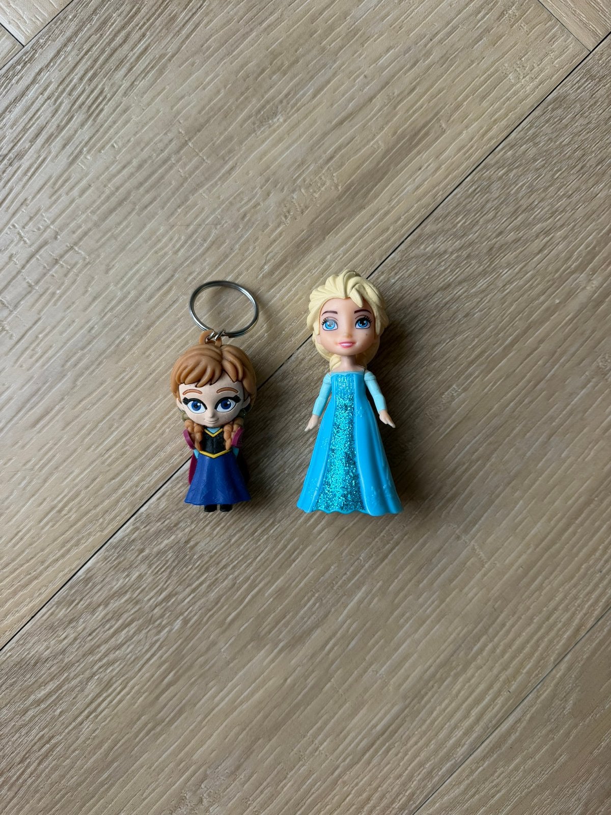 Frozen, Disney, Anna en Elsa miniatuur figuurtje, Ophalen of Verzenden, Zo goed als nieuw, Knuffel of Figuurtje