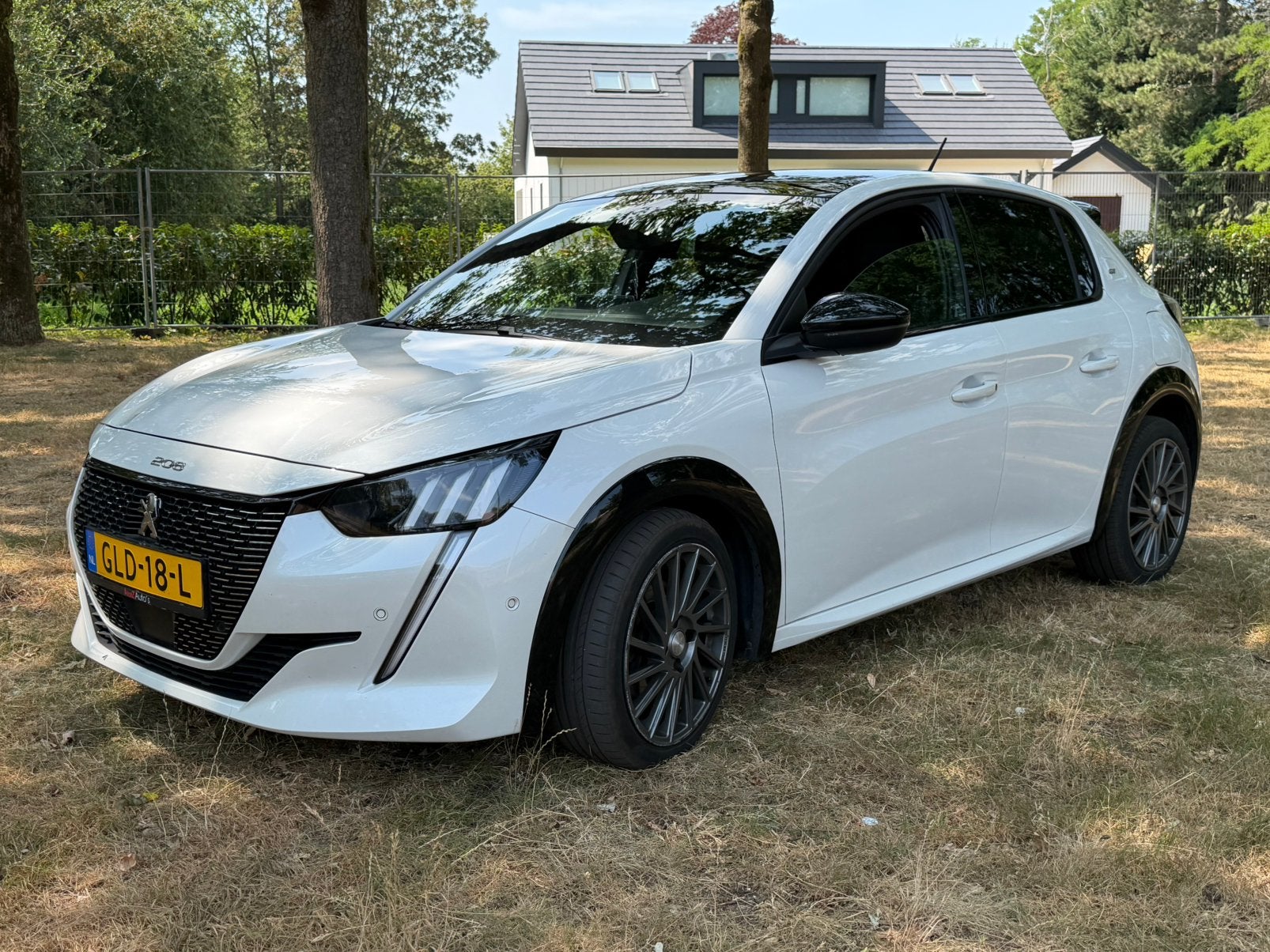 Peugeot 208 1.2 GT puretech 130pk Eat8 2021 Wit, Auto's, 1199 cc, 1133 kg, Wit, 615 kg