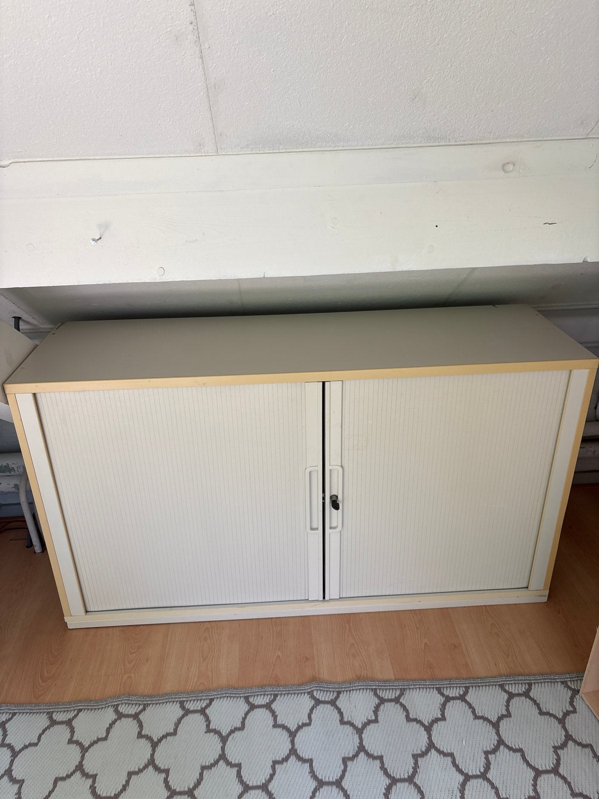 Opbergkast met roldeuren en slot 135x74,5x42, Ophalen, Gebruikt, 100 tot 150 cm, Meerdere deuren
