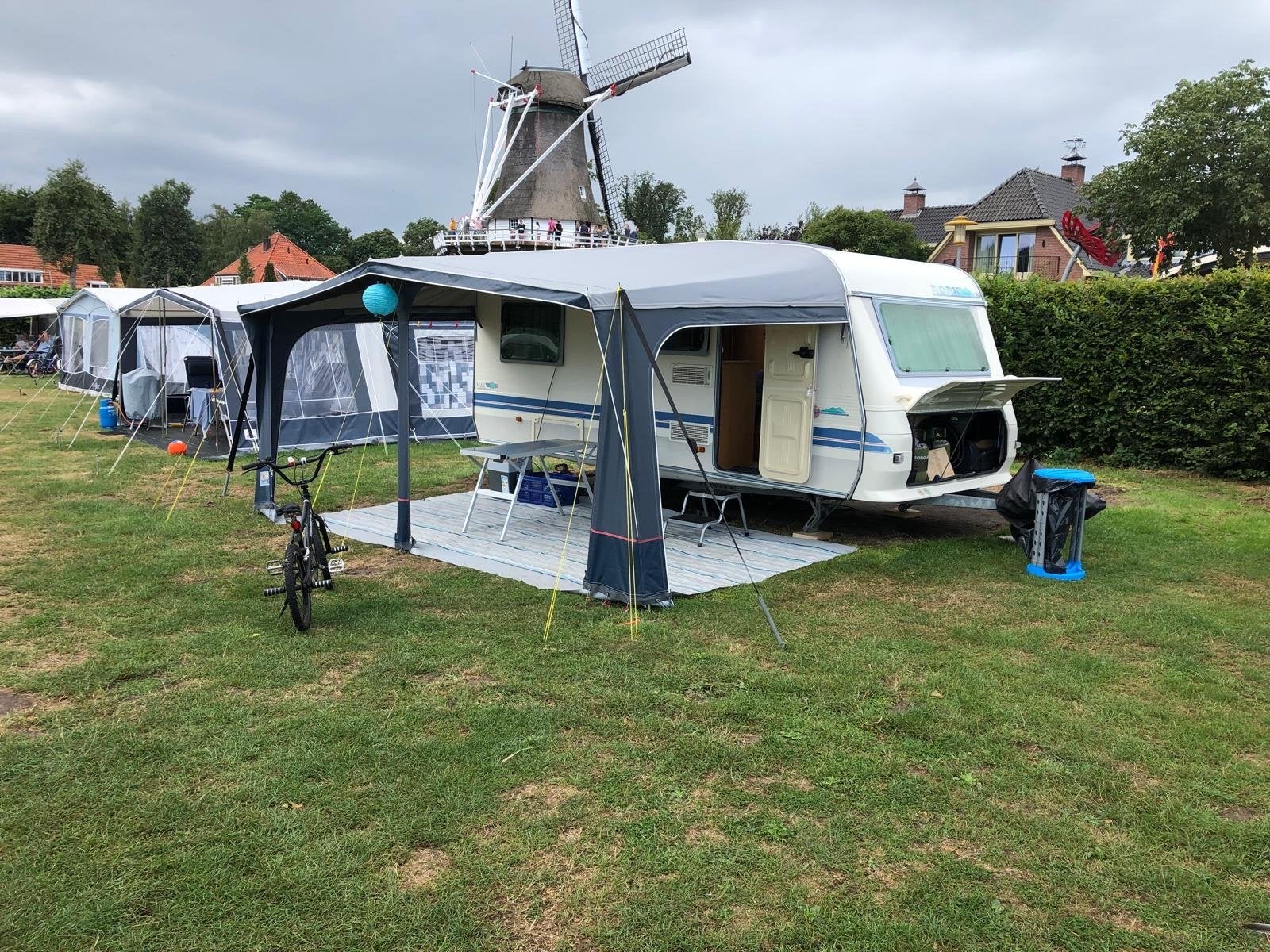 Caravan Adria ( frans bed) / Klaar voor vertrek ❗️☀️, Omvormbare zithoek, Rondzit, Kachel, Particulier