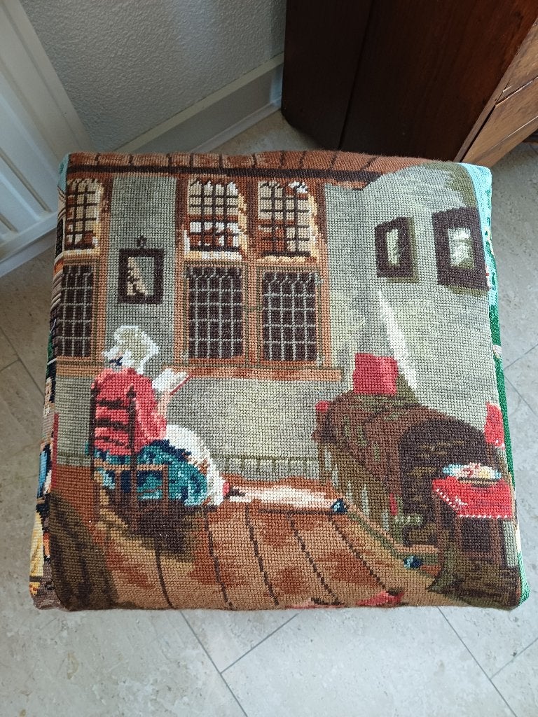 Poef met diverse borduurwerken.,,Vrouwen,, losse deksel, Minder dan 50 cm, Vierkant, Nieuw, Minder dan 50 cm
