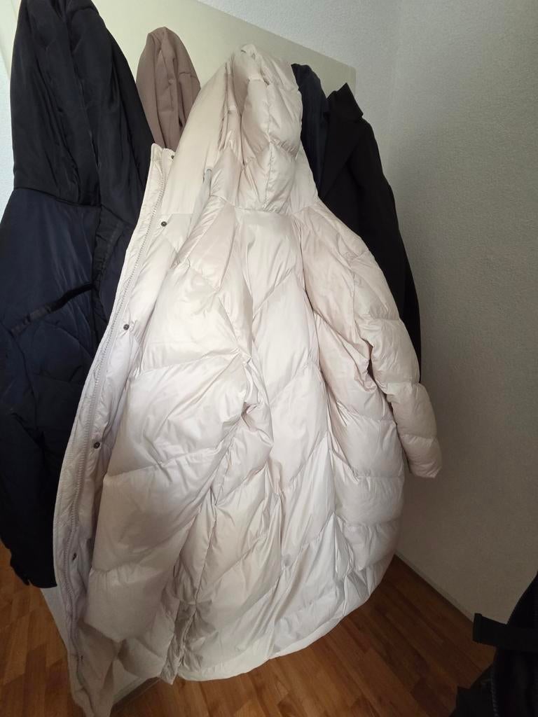 Nieuwe parelmoer witte lange winterjas te koop maat 44, Kleding | Dames, Jassen | Winter, Ophalen, Nieuw, Maat 42/44 (L), Wit