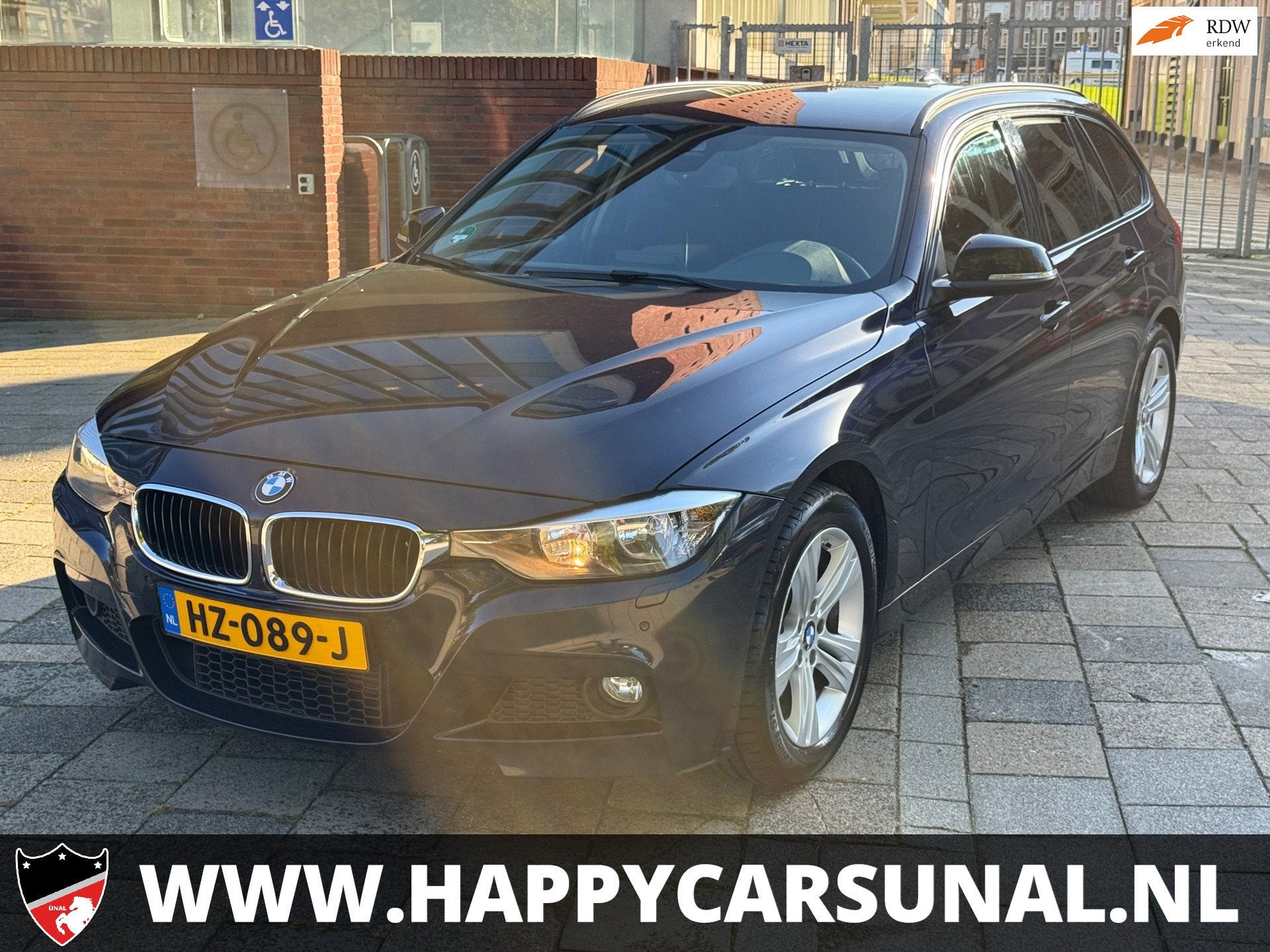 BMW 3-serie Touring 320d High Executive AUTOMAAT, Achterwielaandrijving, Zwart, 4 cilinders, Blauw