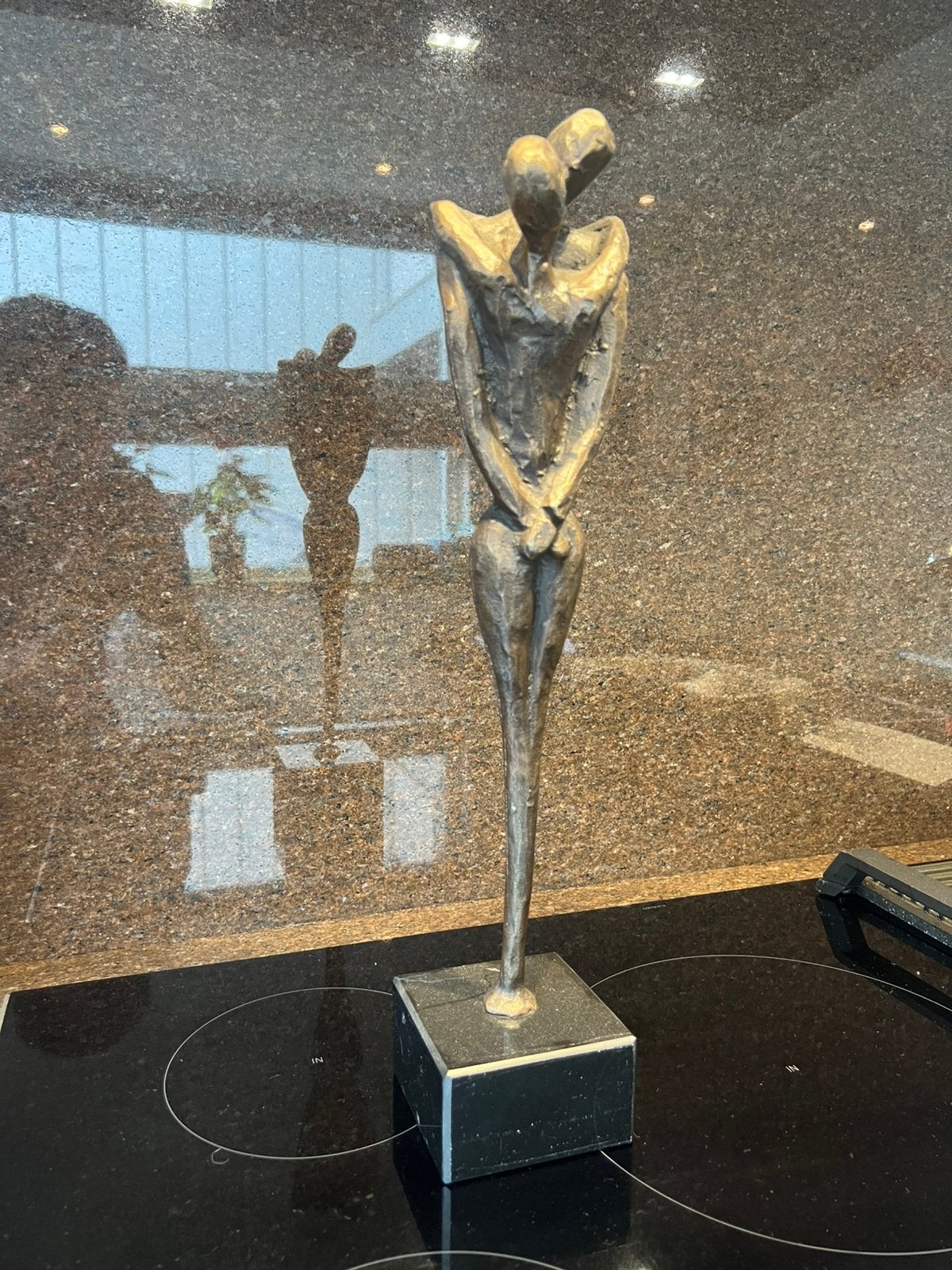 Bronzen beeld “De Kus” van kunstenaar Jos Gielen, Ophalen of Verzenden, Brons, 20 - 50 cm, Beeld