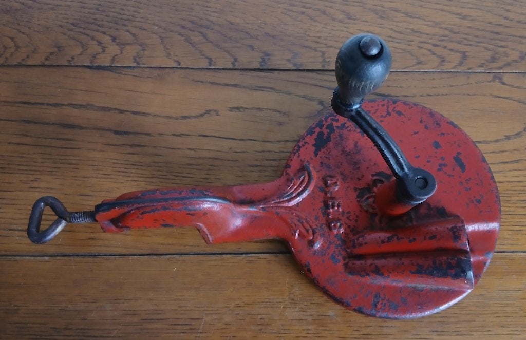 Antieke rode snijbonenmolen van gietijzer, merk D.E.B., Antiek en Kunst, Ophalen of Verzenden