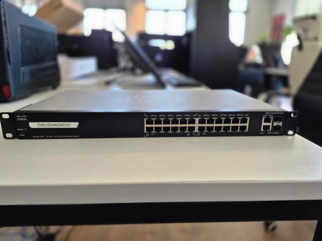 Cisco SF-200 24P Smart Switch - 24-poorts PoE, Computers en Software, Netwerk switches, Ophalen of Verzenden