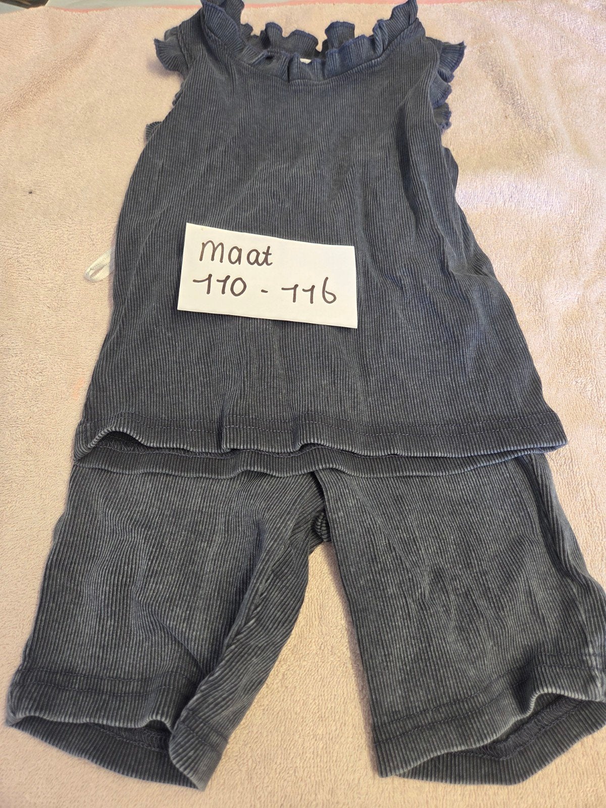 Geribbelde set top en korte broek maat 110-116, Kinderen en Baby's, Gebruikt, Jongen of Meisje, Ophalen of Verzenden, Setje