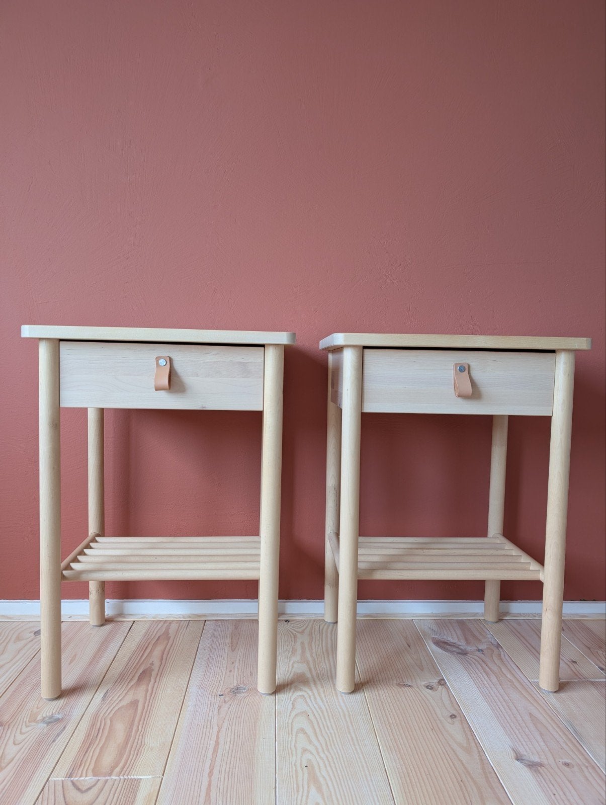 2 IKEA Björksnäs nachtkastjes met lade en plank, Ophalen, Minder dan 55 cm, Gebruikt, 60 cm of meer