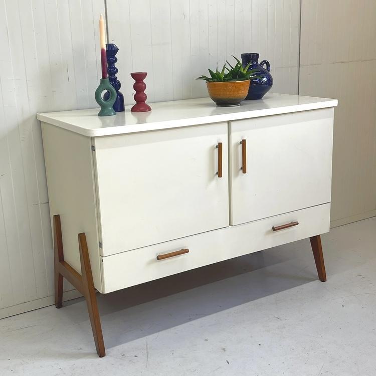 Vintage commode dressoir j` 60 schuine poot made in Sweden, Kinderen en Baby's, Kinderkamer | Commodes en Kasten, Gebruikt, 50 tot 70 cm