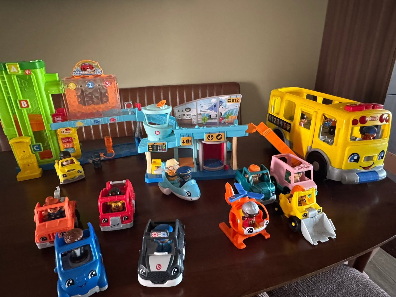 Little people schoolbus/wasstraat/vliegveld, Ophalen, Zo goed als nieuw