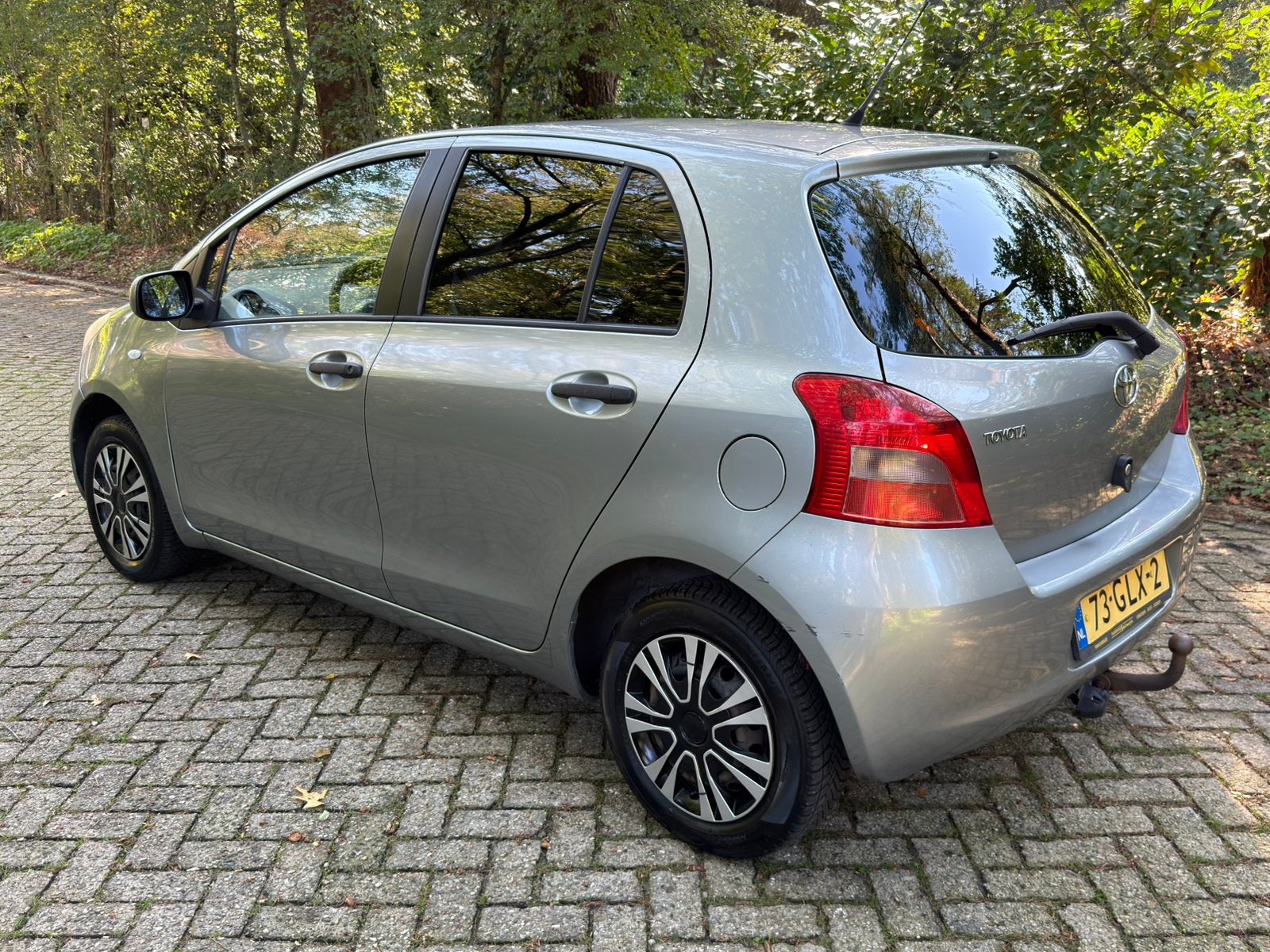 Foto 3 van Toyota Yaris 1.0 12V Vvt-i 5DR  2008 Grijs
